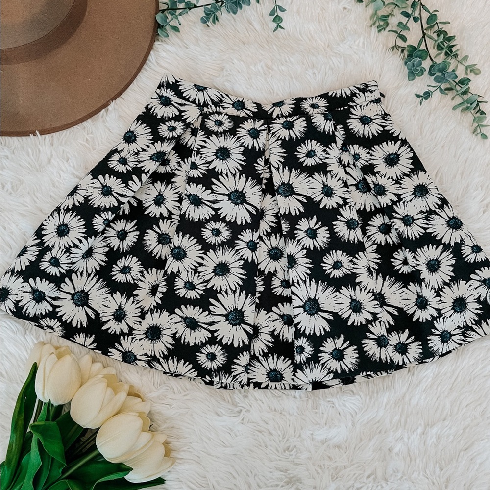 Daisy pleated high rise skirt size 24